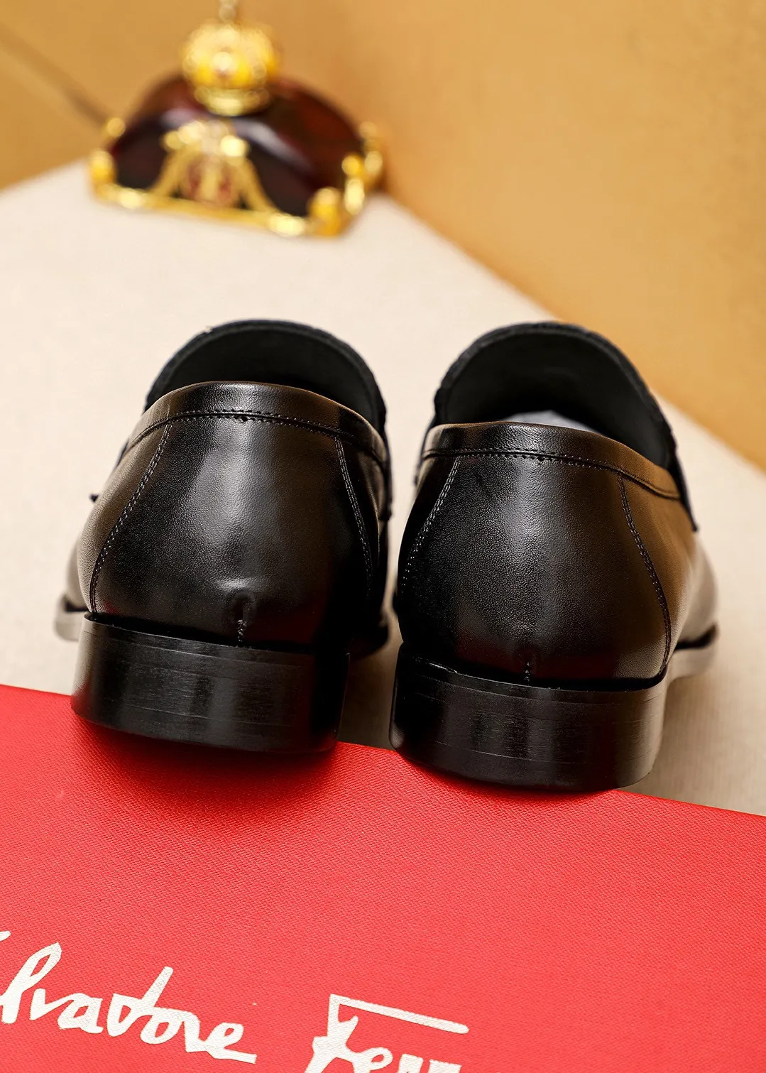 Men's shoes 💰460 💐 Product trademark: Ferragamo "Ferragamo" casual leather shoes Regular size: 38-44 (45.46🉑️customized) Product materials: Selected imported first-layer calfskin embossed upper + luxury hardware buckle, imported water-dyed cow leather lining. Strong three-dimensional visual effect, original rubber outsole Color: 1⃣️color optional